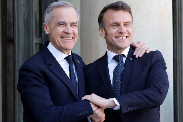 Presiden Prancis Emmanuel Macron (kanan) menyambut Perdana Menteri Kanada yang baru dilantik Mark Carney di istana kepresidenan Elysee, Paris, Prancis pada 17 Maret 2025. Foto: Ludovic Marin/AFP