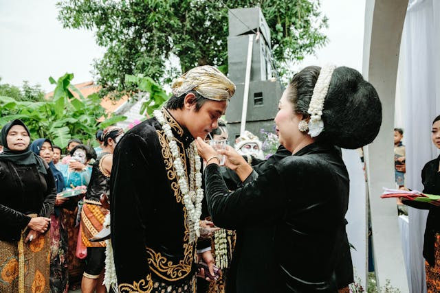 Ilustrasi tata cara siraman pengantin pria adat jawa. Sumber: pexels.com