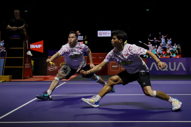 Ganda putra Indonesia Sabar Karyaman Gutama dan Reza Pahlevi Isfahani saat melawan ganda putra Korea Selatan Kim Won Ho dan Seo Seung Jae pada babak final Indonesia Open 2025 di Istora Senayan, Gelora Bung Karno, Jakarta, Minggu (8/6/2025). Foto: Jamal Ramadhan/kumparan