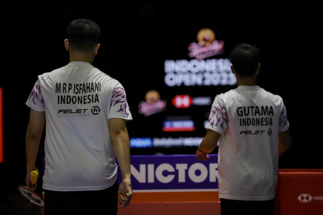 Ganda putra Indonesia Sabar Karyaman Gutama dan Reza Pahlevi Isfahani saat melawan ganda putra Korea Selatan Kim Won Ho dan Seo Seung Jae pada babak final Indonesia Open 2025  di Istora Senayan, Gelora Bung Karno, Jakarta, Minggu (8/6/2025). Foto: Jamal Ramadhan/kumparan