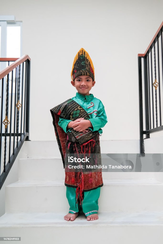Foto Ulos (Sumber: https://www.istockphoto.com/id/foto/potret-anak-laki-laki-indonesia-yang-tampan-gm1478249103-506562441?utm_source=pixabay&utm_medium=affiliate&utm_campaign=sponsored_image&utm_content=srp_topbannerNone_media&utm_term=suku+batak)