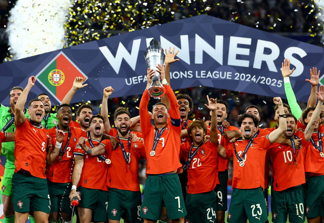 Portugal menjadi juara UEFA Nations League 2024/25, para pemain selebrasi di Allianz Arena, Jerman, pada Senin (9/6) dini hari WIB. Foto: REUTERS/Kai Pfaffenbach