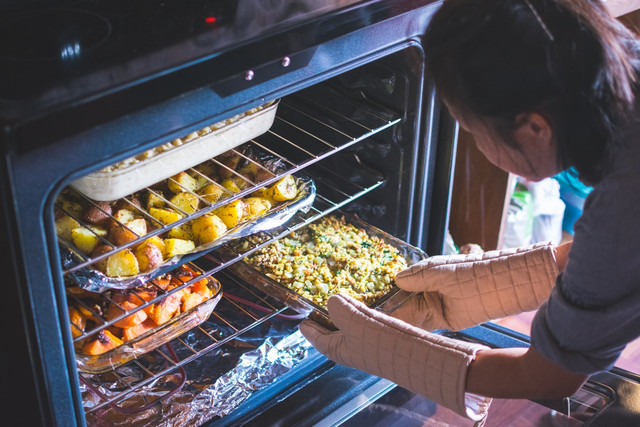 Ilustrasi penyebab kue yang tidak rata saat dipanggang, foto: unsplash/Alex Lam