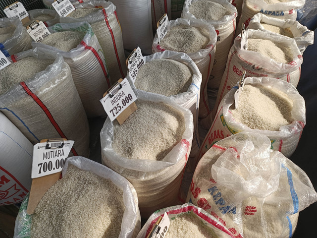 Beras Premium dan Medium di Pasar Induk Beras Cipinang (PIBC), Jakarta Timur. Senin (9/6/2025). Foto: Muhammad Fhandra Hardiyon/kumparan