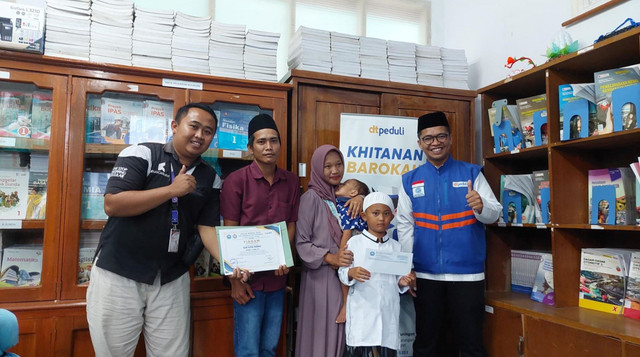 Salah satu peserta khitanan barokah bersama kedua orang tuanya berfoto bersama tim DT Peduli dan SMK Swadaya PUI Cilimus (Sumber : DT Peduli)
