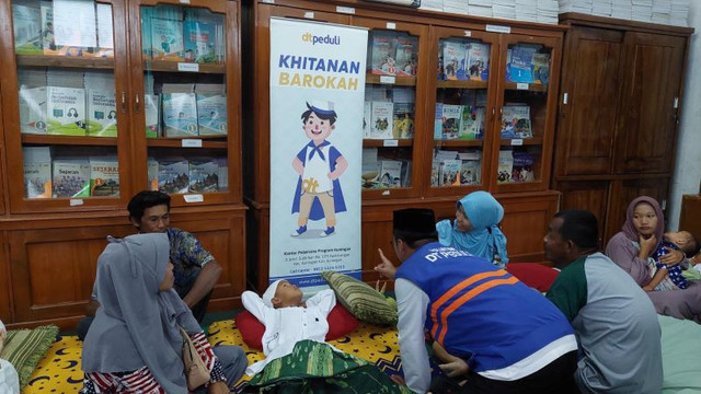 Khitanan Barokah untuk 16 Anak di Wilayah Cilimus Sukses digelar oleh DT Peduli dan SMK Swadaya PUI Cilimus (Sumber : DT Peduli)