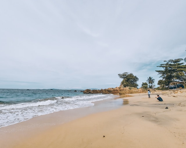 Pantai di Lampung dekat Bakauheni. Foto hanya ilustrasi, bukan sebenarnya. Sumber: unsplash.com/Alvian Hasby