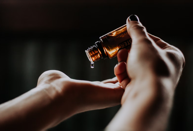 Ilustrasi rekomendasi hair oil untuk menebalkan rambut. Sumber: Unsplash/Christine Hume