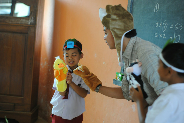 Ilustrasi contoh guru sebagai fasilitator - Sumber: unsplash.com/@husniatisalma