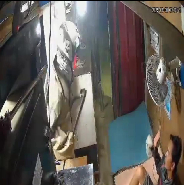 Perampok dengan membawa senjata tajam jenis golok, ia mengancam dan meminta uang kepada penjaga SPBU Mini, Suplitoha yang terekam CCTV. Foto : Istimewa