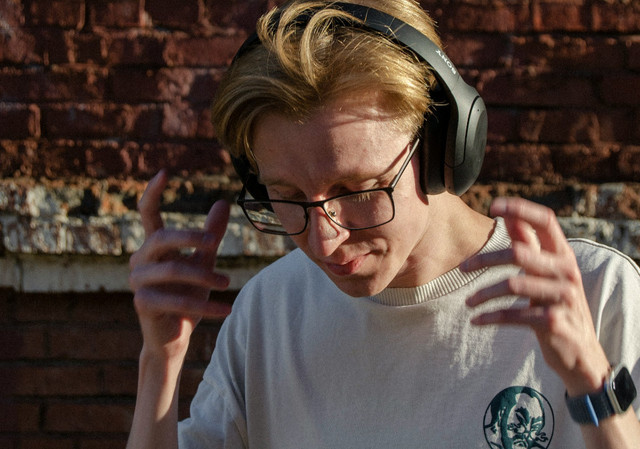 Ilustrasi makna lagu too good to say goodbye - Sumber: unsplash.com/@icevooortex