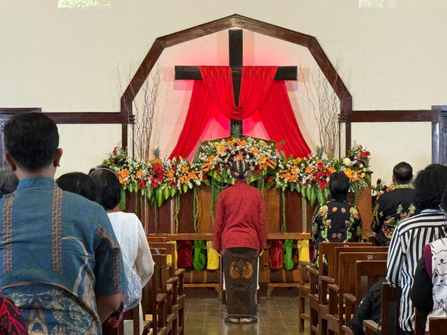 Ibadah Pentakosta di GKJ Gondokusuman pada Minggu (8/6) pukul 09.00 WIB diikuti oleh ratusan imat yang memadati seisi ruang ibadah. Foto: ESP