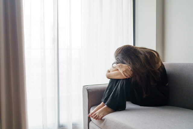 Ilustrasi perempuan yang sedih karena dibully keluarga. Foto: Shutterstock