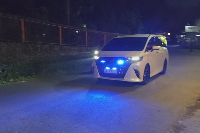 Iringan Menteri ESDM Bahlil Lahadalia, Menteri LH Hanif Faisol Nurofiq dan Menhut Raja Juli Antoni meninggalkan kediaman Presiden Prabowo Subianto di Padepokan Garuda Yaksa, Hambalang, Bogor pada Senin (9/6/2025). Foto: Luthfi Humam/kumparan