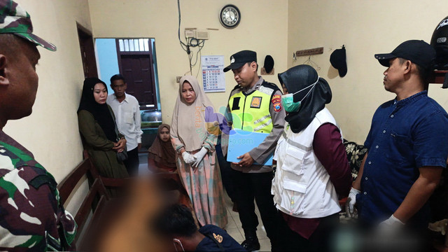 Petugas saat lakukan identifikasi mayat Suroto (60), warga Desa Mori, Kecamatan Trucuk, Kabupaten Bojonegoro, yang meninggal dunia akibat tersengat listrik. Senin (09/06/2025) (Aset: Istimewa)