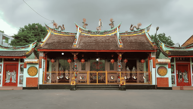 Klenteng Poncowinatan, klenteng tertua di Yogyakarta, dikenal dengan arsitektur Tionghoa yang khas dan ornamen naga di atapnya.Tempat ibadah ini menjadi simbol kerukunan dan warisan budaya Tionghoa di tengah kota Jogja.(pariwisata.jogjakota.go.id)