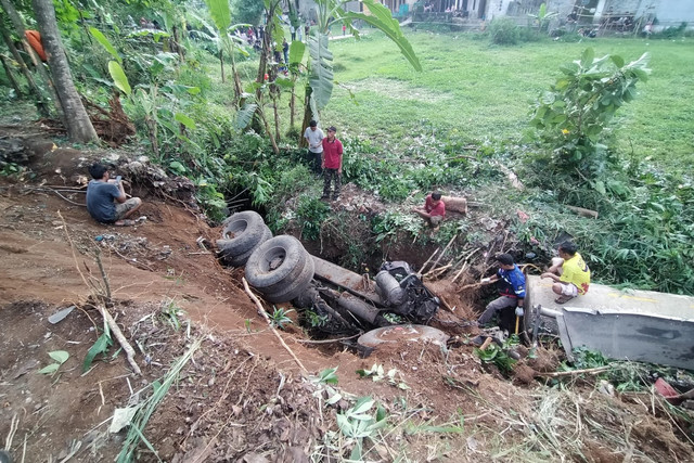Kecelakaan di Jalan Raya Sukabumi, Kampung Pasir Tulang, Kecamatan Gekbrong, Kabupaten Cianjur, Jawa Barat.
 Foto: kumparan