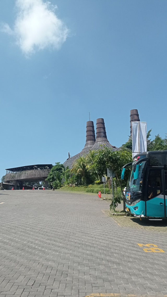 Gambar 1. Bangunan utama Dusun Semilir, Bawen- diambil oleh penulis (Dokumentasi Pribadi, 2024)