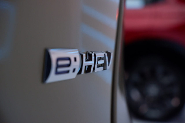 Logo hybrid pada mobil Honda. Foto: Aditya Pratama Niagara/kumparan