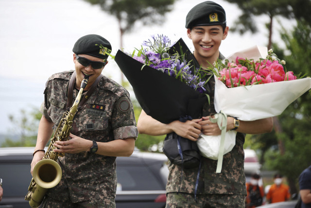Anggota BTS, V dan RM, yang telah dibebastugaskan dari wajib militer Korea Selatan, berpose untuk foto dalam sebuah acara di Chuncheon, Korea Selatan, Selasa (10/6/2025). Foto: Kim Hong-Ji/REUTERS
