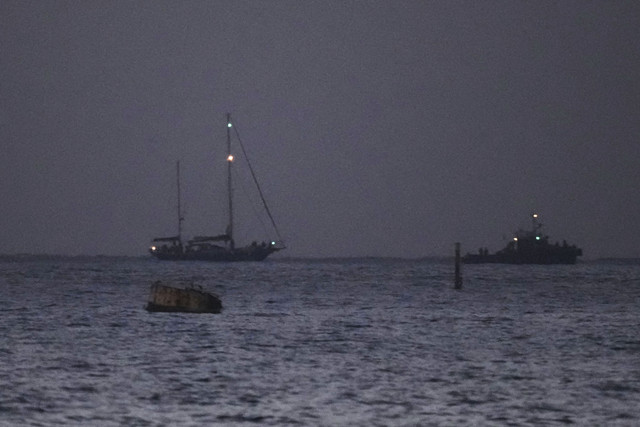 Kapal bantuan yang menuju Gaza, Madleen, kiri, di bawah pengawalan pasukan angkatan laut Israel berjalan menuju Pelabuhan Ashdod di Israel selatan setelah disita oleh pasukan Israel, Senin (9/6/2025). Foto: Leo Correa/AP Photo