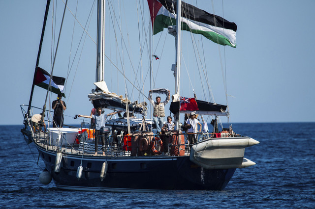 Para aktivis Koalisi Freedom Flotilla, menaiki kapal Madleen, sebelum berlayar menuju Gaza, berangkat dari pelabuhan Catania, Sisilia, Italia, Minggu (1/6/2025). Foto: Salvatore Cavalli/AP PHOTO