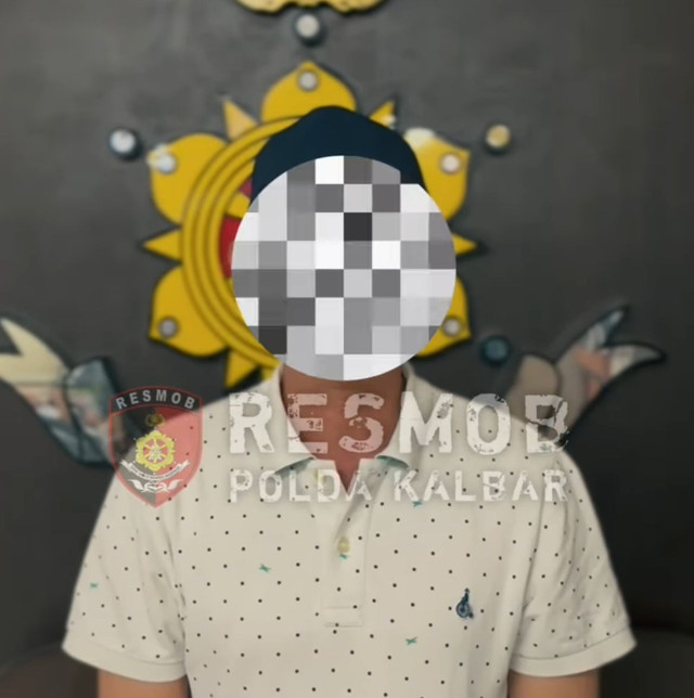 Seorang pria yang berhasil diamankan Resmob Polda Kalbar akibat memamerkan di media sosial Whatsapp dengan membawa senjata Airgun Glock 19. Foto: Dok. Instagram @resmobpoldakalbar.