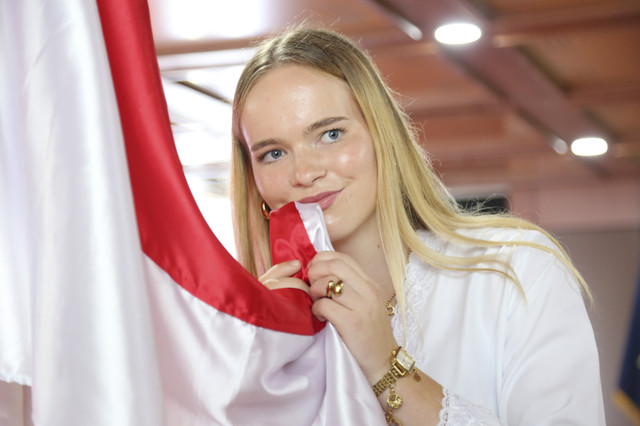 Isa Warps saat ambil sumpah & resmi jadi WNI. Foto: Dirjen AHU