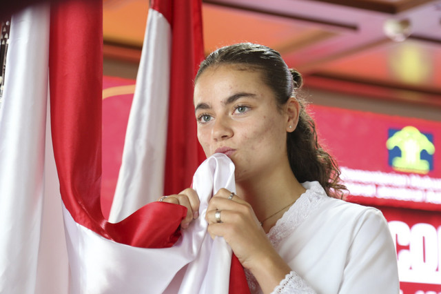 Felicia de Zeeuw saat ambil sumpah & resmi jadi WNI. Foto: Dirjen AHU