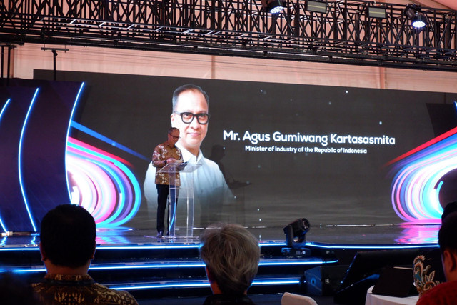 Menteri Perindustrian Agus Gumiwang Kartasasmita di peresmian pabrik DCVMI di Cikarang, Jawa Barat, Selasa (10/6). Foto: Aditya Pratama Niagara/kumparan