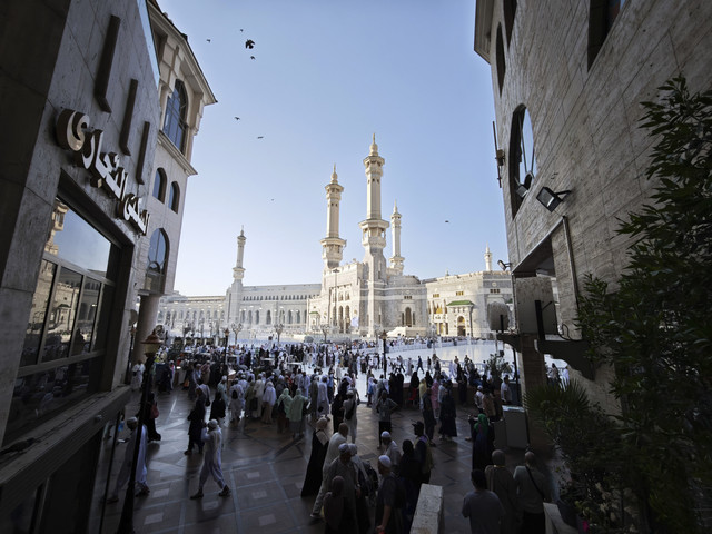 Jamaah haji dari berbagai negara berjalan di Masjidil Haram, Makkah, Arab Saudi, Senin (9/6/2025). Foto: Andika Wahyu/ANTARA FOTO