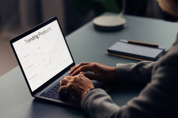 Ilustrasi laptop tipis dan ringan di bawah 10 juta. Foto: Unsplash/FreshSplash.