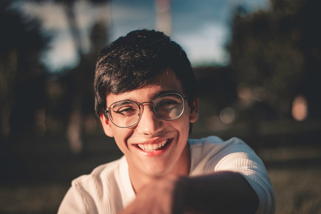 Rekomendasi potongan rambut pria kacamata. Foto hanya ilustrasi, bukan yang sebenarnya. Pexels/Ibraim Leonardo 