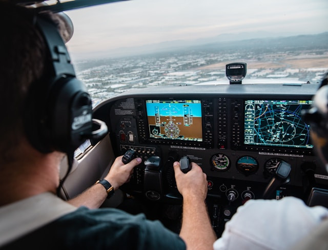 Cara Menjadi Pilot. Foto Hanya Ilustrasi, Bukan Sebenarnya. Sumber Foto: Unsplash.com/Kristopher Allison