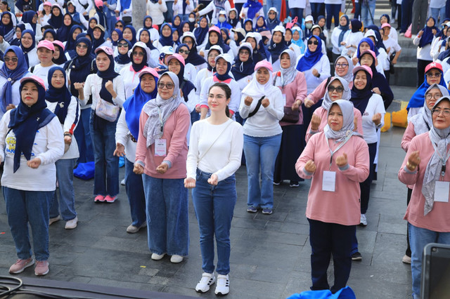 Ketua PKK Jatim Arumi Bachsin bersama para bidan di acara HUT ke-74 IBI International Day of The Midwife.