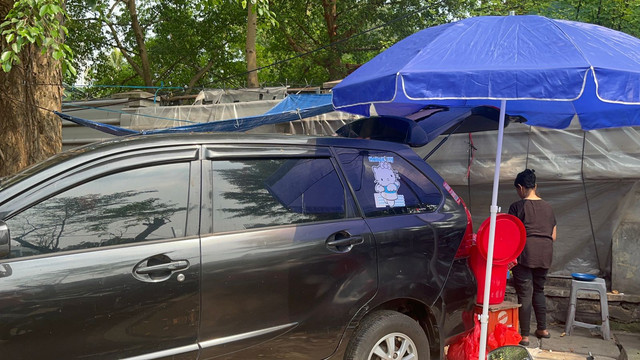 Suasana warteg mobil Bude Bawel di Jalan Melawai, Jakarta Selatan, Selasa (10/6/2025). Foto: Nasywa Athifah/kumparan