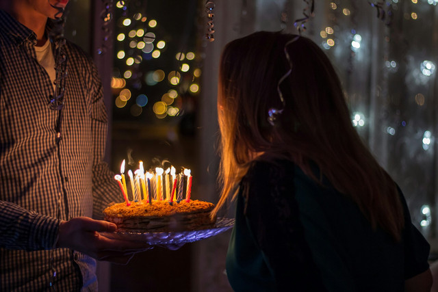 Ilustrasi merayakan ulang tahun istri. Foto: Unsplash.com