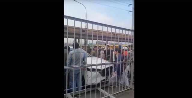 Momen saat mobil Anggota DPRD Kota Cilegon mendorong pendemo yang blokade pabrik terigu di Cilegon, Banten, Selasa (10/6/2025). Foto: Dok. Istimewa