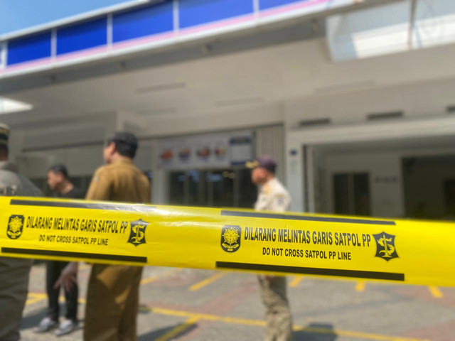 Dua minimarket di Jalan Dharmahusada, Kecamatan Genteng, Surabaya, disegel karena terdapat juru parkir liar, Selasa (10/6/2025). Foto: Farusma Okta Verdian/kumparan