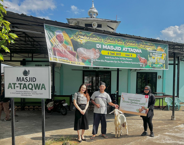 Penyerahan hewan kurban dari Asmo Kalbar ke Masjid At-Taqwa. Foto: Dok. Asmo Kalbar