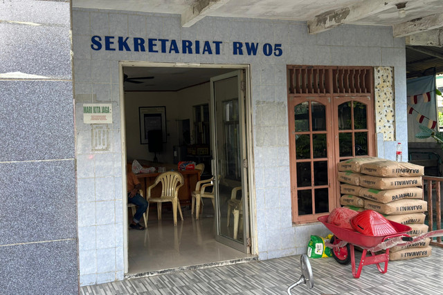 Sekretariat RW 05, Kelurahan Pejuang, Kecamatan Medan Satria, Kota Bekasi, Senin (10/6/2025). Foto: Abid Raihan/kumparan