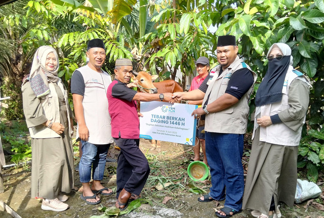 Ketua YBM PLN UID Kalbar, Mukhlis Zarkasih dan Pengurus menyerahkan satu ekor sapi kepada Bapak Effendi Pengurus Masjid Al-Muttaqin, Dusun Tanjung Sajingan Besar, Kabupaten Sambas untuk di sembelih dan selanjutnya daging sapi tersebut dibagikan kepada jemaah dan masyarakat yang berhak. Foto: Dok. PLN Kalbar