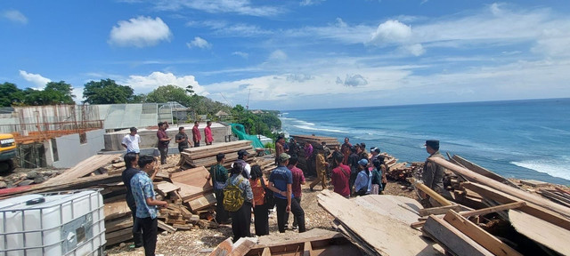 Suasana Komisi I DPRD melakukan sidak ke hotel-vila di kawasan pantai Bingin Bali diduga Ilegal. Foto: Dok. DPRD Bali