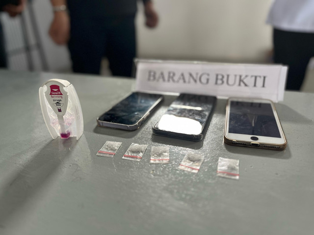 Barang bukti yang diselundupkan pengunjung dalam pembalut. Foto: Dok. Lapas Perempuan Kelas IIA Pontianak
