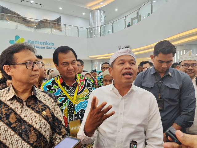 Menteri Kesehatan Budi Gunadi Sadikin (kiri) bersama Gubernur Jawa Barat Dedi Mulyadi (kanan) di RSHS Bandung, Jawa Barat, Selasa (10/6). Foto: Alya Zahra/kumparan 