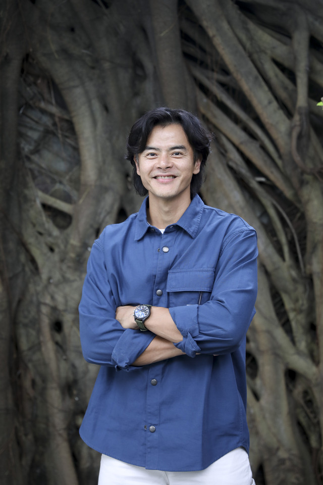 Dion Wiyoko pemeran film Sore: Istri dari Masa Depan saat berkunjung ke kumparan, Selasa (10/6/2025). Foto: Syawal Febrian Darisman/kumparan