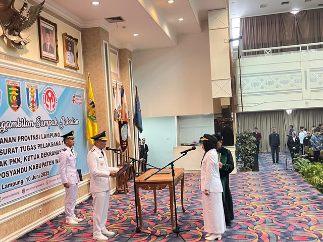 Gubernur Lampung, Rahmat Mirzani Djausal saat melantik Ayu Asalasiyah sebagai Bupati Way Kanan untuk sisa masa jabatan 2025–2030 | Foto : Eka Febriani / Lampung Geh