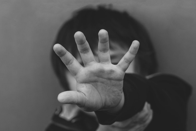 Ilustrasi anak kecil laki-laki menjadi korban pelecehan. Foto: Ann in the uk/Shutterstock