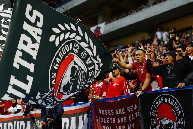 Suporter Indonesia membentangkan tulisan sebelum pertandingan Timnas Indonesia melawan Timnas Jepang pada pertandingan putaran ketiga Grup C kualifikasi Piala Dunia 2026 di Stadion Kota Suita, Suita, Jepang, Senin (10/6/2025). Foto: Issei Kato/REUTERS