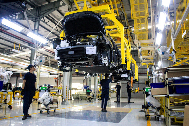 Aktivitas produksi mobil listrik murni atau Battery Electric Vehicle (BEV) di fasilitas perakitan PT Indomobil Sukses Internasional Tbk (IMAS) milik PT National Assemblers (Indomobil Group) di Purwakarta, Jabar, Selasa (10/6/2025). Foto: Indomobil Group